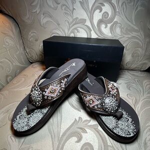 NWT in BoxMontana West Women’s 8 Brown Embellished Wedge Sandals Silver Pink
